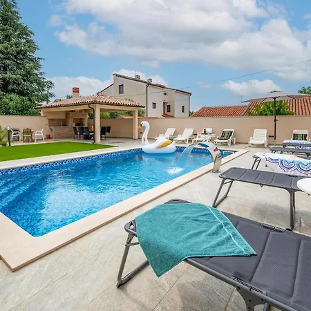 Beautiful In With Swimming Pool Apartmán Medulin