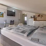 Beautiful In With Swimming Pool Appartement Medulin